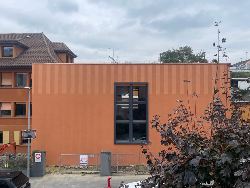 La Manufacture, studio de danse et théâtre – Façade sud et fenêtres réemployées – TRIBU architecture